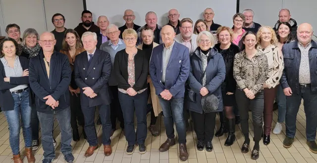 photo  1er rang : l. besnard, j. poussier, o. de loynes, m. ballon, a. lolivier, m. rayon, l. arley. 2e rang : c. ruillier, s. lenormand, l. hamel, s. caillault, g. viel, g. morin, a. bellan, s. heuzé, m. beaudouin. 3e rang : l. chaplain, e. hardy, j. lelarge, p. horold, p. bordeau, a. belloche, l. lesgages, j. levallois, p. leveillé, a. paty, d. thierry, c. denis. abs. h. rottier.  &copy;  unis pour écouché-les-vallées 
