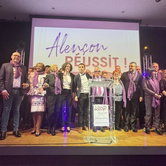 photo emmanuel darcissac est monté sur scène aux côtés de sophie douvry et les membres de la liste.  ©  ouest-france