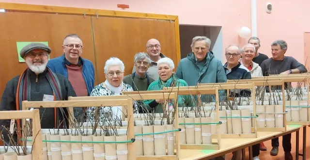 photo  les croqueurs de pommes ont organisé une vente de greffons de nombreuses variétés anciennes. au premier rang, le président, christian lecellier.  &copy;  ouest-france 