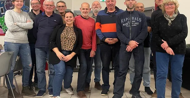 photo  la douzaine de bénévoles se retrouve chaque premier mardi du mois pour dépanner, réparer dans de nombreux domaines.  &copy;  ouest-france 