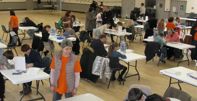photo  chaque table, concentration au maximum, chaque seconde était comptée pour être le grand gagnant du concours de puzzle.  &copy;  le maine libre 