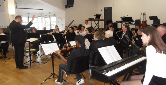 photo  l’harmonie et l’école de musique ont fait passer un agréable moment musicale à l’auditoire.  &copy;  le maine libre. 