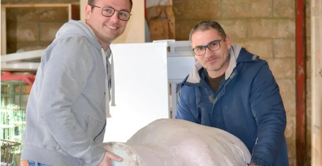 photo  ne reste plus que la perruque coiffée d’un beau chapeau, sans oublier le fond de teint, pour donner une bonne tête à dame carnaval.  &copy;  le maine libre 