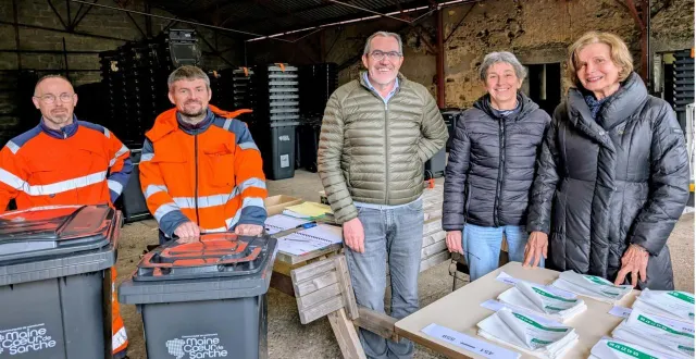 photo  de gauche à droite : pascal habert (agent communal), nicolas letourmy (communauté de communes), jean-rené derouet, catherine chauvin et michèle bonraisin (élus municipaux).  &copy;  le maine libre 