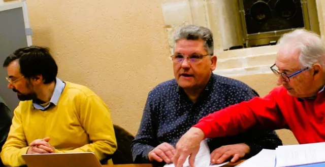 photo  entouré de frédéric poupry (à gauche) et d’henri malavieille, david maudet.  &copy;  le maine libre 