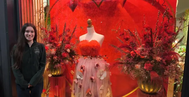 photo  la vitrine du fleuriste de la gare décorée pour la saint-valentin.  &copy;  ouest-france 