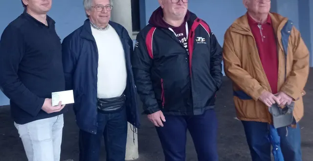 photo  rodolphe hercé, directeur de l’école (à gauche), avec les membres du moto-club, dont marc gauthier, président (deuxième à droite), devant le mur du préau où sera réalisée la fresque.  &copy;  ouest-france 