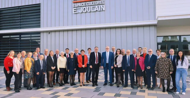 photo  le maire sortant au centre, entouré de ses colistiers et de sylvain lefebvre, 1er adjoint sortant.  &copy;  co 