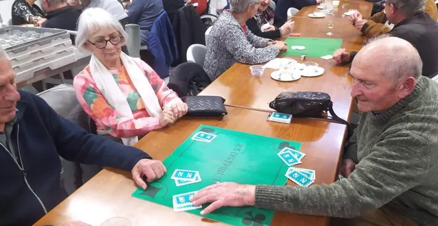 photo  pour beaucoup, l’assemblée générale se poursuit autour des tapis de cartes.  &copy;  co 