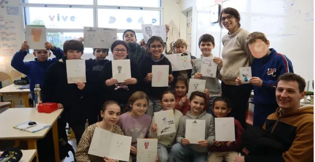 photo  à droite, thomas gravoueille, directeur de l’école joubert, se réjouit du travail de cette classe de ce1, enthousiaste à l’issue de sa séance de travail avec l'illustratrice carine hinder.  &copy;  co. 