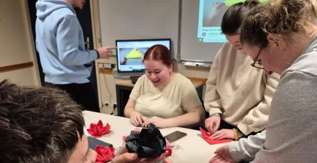 photo  les élèves de la mfr le cèdre préparent la décoration des tables.  &copy;  co 