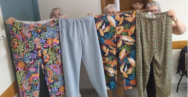 photo  les couturières des ateliers présentent, avec facétie, des ouvrages en cours de réalisation, ici, un pantalon fluide pour l’été.  &copy;  co 