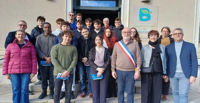 photo  une quinzaine de jeunes bellevignois ont reçu leur carte d’électeur des élus de la commune de bellevigne-en-layon.  &copy;  co 