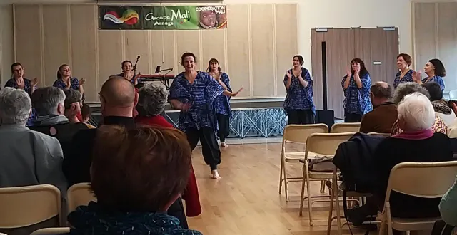 photo  les enfants de walou dekendo ont fait une démonstration de danses africaines. un bon moment ludique et intergénérationnel.  &copy;  ouest-france 