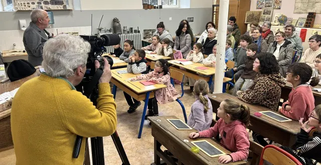 photo  thierry leroyer a reconstitué une classe du tout début du xxe siècle au sein de l’école descartes, comme il l’avait fait par le passé lors des journées du patrimoine.  &copy;  le maine libre 