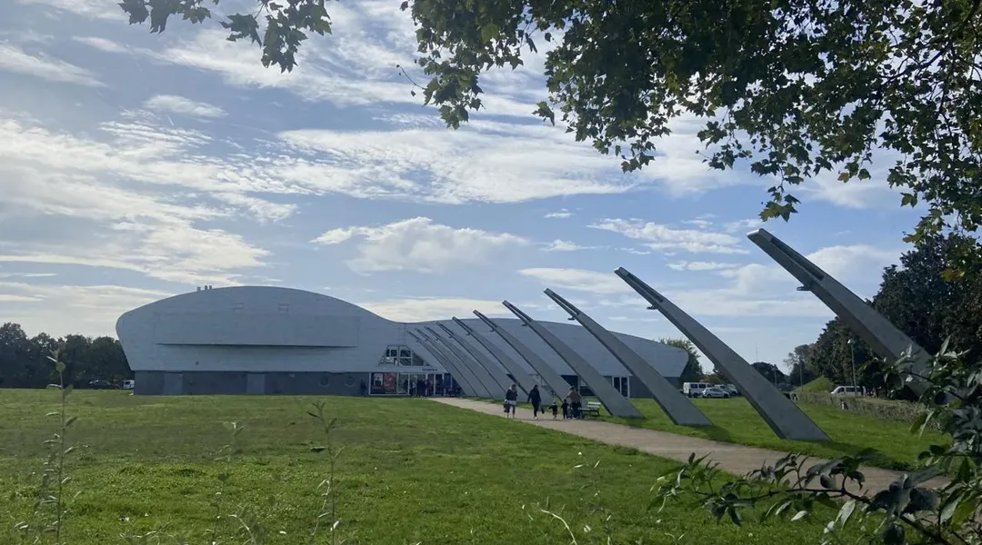 Un meurtre, deux policiers baroques, trois scénarios : la comédie The ...