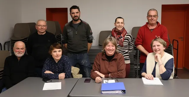 photo  le bureau de l’association du val d’araize souhaitait passer la main. arsenne des roulottes et nicolas lamy s’engagent pour que perdure cette association qui crée du lien  &copy;  ouest-france. 