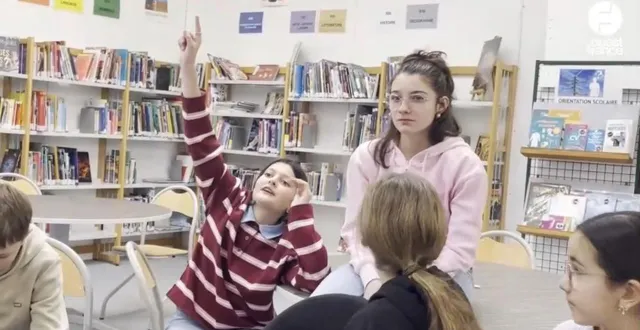 photo  ninon chesnel, faustine delange font partie des élèves du collège jean monnet de flers, dans l’orne, qui expriment leurs souhaits pour la ville de flers.  &copy;  ouest-france 