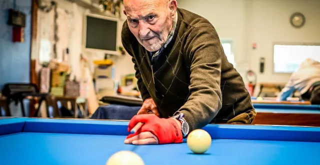 photo  coulaines, décembre 2025. à 96 ans, daniel monceau joue encore au billard plusieurs fois par semaine.  &copy;  le maine libre - yvon loué 