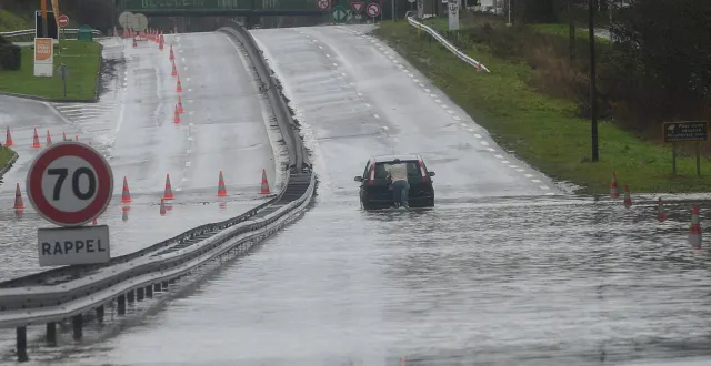 photo  l’eau du gesvres a complètement inondé le périph est de nantes, fermé dans les deux sens.  &copy;  archives ouest-france 