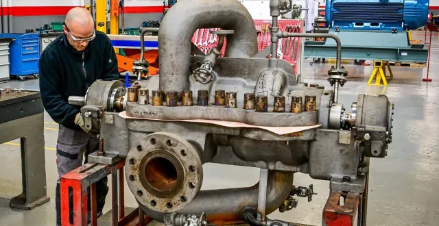 photo  l’usine flowserve est spécialisée dans la conception et la fabrication de grosses pompes à destination de l’industrie pétrolière, chimique, nucléaire et donc navale.  &copy;  le maine libre - yvon loue 