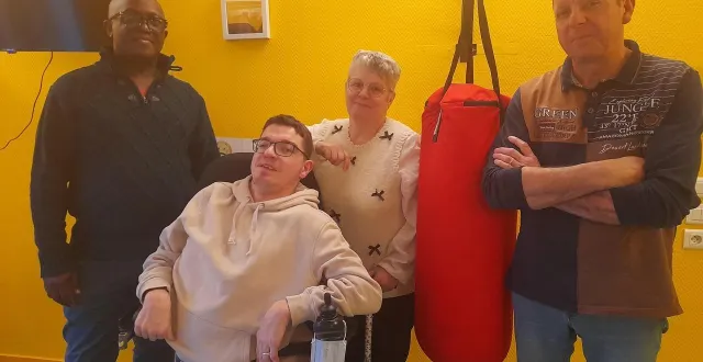 photo  nicolas lory entouré d’oscar mbenja ebanga, éducateur spécialisé et de ses parents  &copy;  ouest-france 