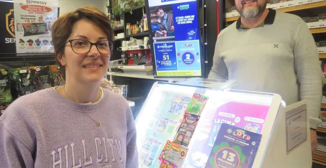 photo  morgane jeanne et ludovic rosel sont heureux pour ce fidèle client qui a remporté un gain de 500 000 € dans leur établissement le 6 février 2026.  &copy;  ouest-france 