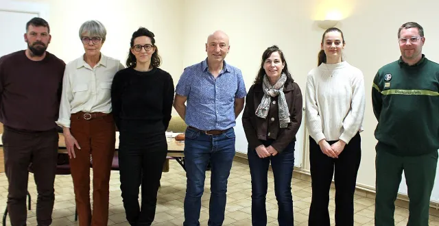 photo  de gauche à droite : cédric valenne, monique rousseau, sofia kabtouri pour la commune, michel julliot (ddt), christine épineau (propriétaire volontaire), valentine olivier (petr) et brice gaumont (onf).  &copy;  le maine libre 