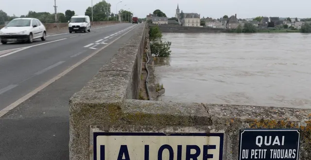 photo  la crue de la loire est scrutée par les services de la ville des ponts-de-cé.  &copy;  archives co - josselin clair 