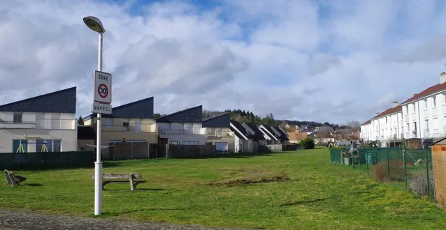 photo  cette parcelle inutilisée de 1 200 m2 entre la rue marie-curie et la rue ambroise-paré accueillera sept nouveaux logements locatifs.  &copy;  le maine libre 