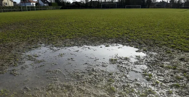 photo  en raison des fortes pluies, les terrains de football restent impraticables.  &copy;  co - marie delage 