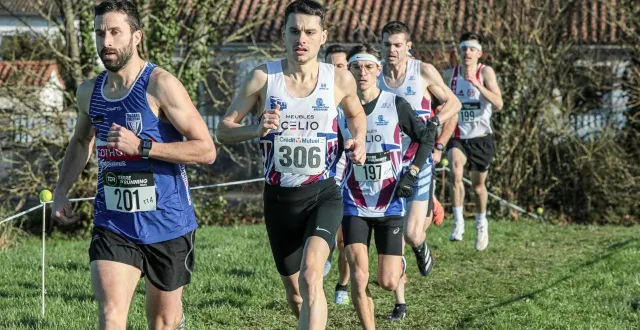 photo  louis ménard (au centre) a une carte à jouer sur le cross long.  &copy;  co - jordan magneron 