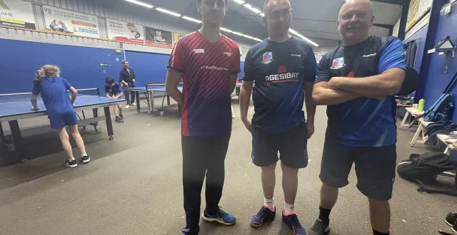 photo  benoit cousseau, hervé morel et mark lawrence, fiers représentants du ping parkinson au sein du club de tennis de table d’aizenay.  &copy;  ouest-france 