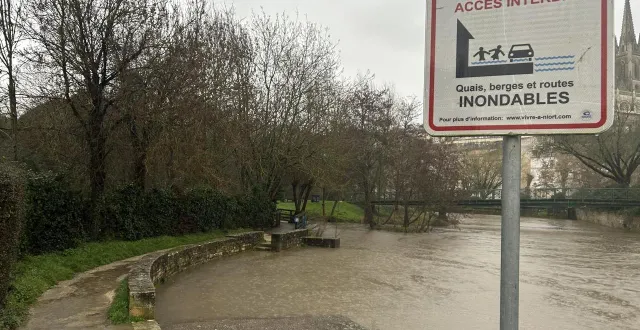 photo  la sèvre niortaise est sur le point de déborder dans différents endroits de la ville de niort, ce jeudi 12 février.  &copy;  co 