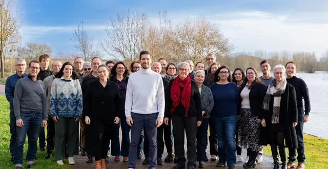 photo  la liste ensemble, faisons bouchemaine presque au complet avec, au centre avec un pull blanc, christophe raite.  &copy;  ensemble, faisons bouchemaine 