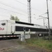 photo  entre vair-sur-loire et ingrandes-le fresne-sur-loire dans le pays d’ancenis, des passages à niveau pour voitures et piétons ont été ouverts à la circulation en raison de la crue de la loire. conséquence, la vitesse des trains a été réduite à 160 km/h au lieu de 220. 