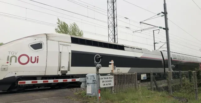 photo  entre vair-sur-loire et ingrandes-le fresne-sur-loire dans le pays d’ancenis, des passages à niveau pour voitures et piétons ont été ouverts à la circulation en raison de la crue de la loire. conséquence, la vitesse des trains a été réduite à 160 km/h au lieu de 220.  &copy;  archives ouest-france 