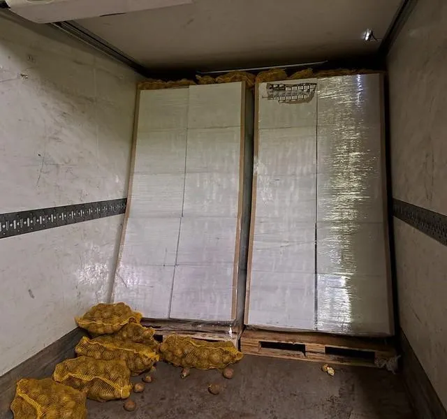 photo derrière les sacs de pommes de terre, les douaniers de cherbourg ont découvert 8,4 tonnes de tabac de contrebande le 4 février 2026.  ©  douanes françaises