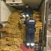 photo  les douaniers cherbourgeois ont eu du flair : ils ont investigué derrière des sacs de pommes de terre pour découvrir le 4 février 2026, 8,4 tonnes de cigarettes de contrebande dans un poids lourd en provenance des pays-bas. 
