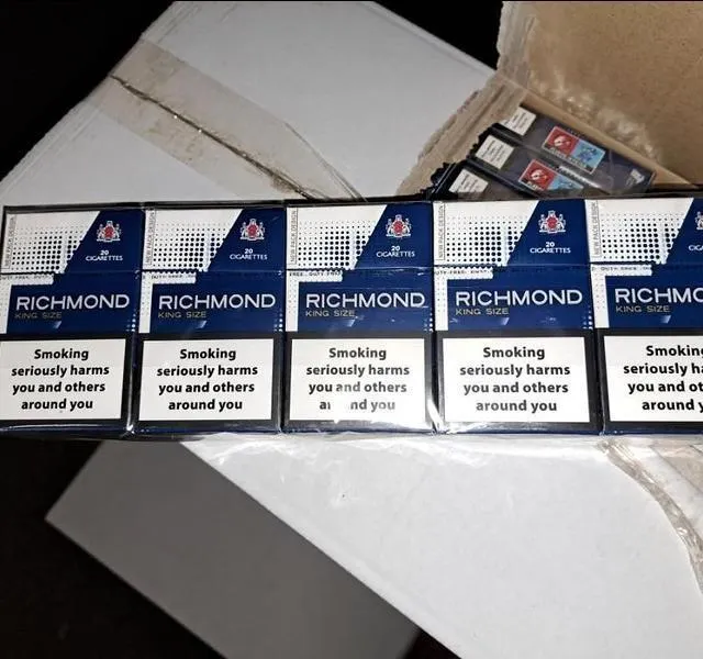 Les cartouches de cigarettes saisies à Cherbourg et destinées au marché noir irlandais. Douanes françaises photo les cartouches de cigarettes saisies à cherbourg et destinées au marché noir irlandais. © douanes françaises