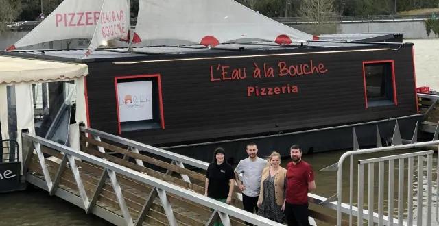photo  malgré la crue de la maine, l’équipe de l’eau à la bouche continue à accueillir ses clients, qui sont acheminés en bateau jusqu’à leur table.  &copy;  co 