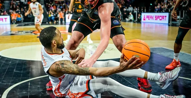 photo  tashawn thomas a inscrit huit points hier, mais n’a pas pu empêcher la défaite du msb.  &copy;  le maine libre - yvon loué 