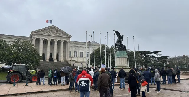 photo  une manifestation de soutien avait été organisée devant le palais de justice, le 8 janvier 2026, jour de l’audience.  &copy;  co 