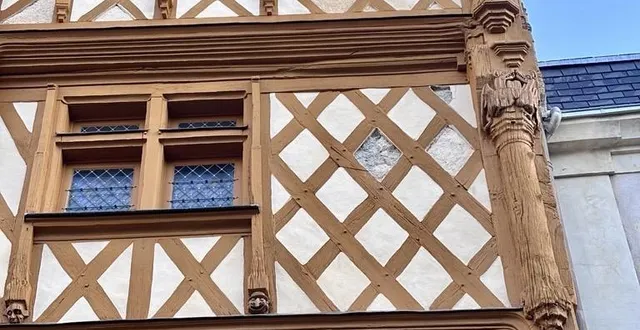 photo  angers, place sainte-croix, 11 février 2026. l’enduit s’est décollé sur certaines parties de la façade de la maison d’adam, entre les croisillons.  &copy;  co - anthony pasco 