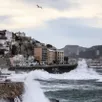photo  des vagues s’écrasent sur le littoral marseillais, dans le sud de la france, le 12 février 2026, alors que la tempête nils frappe la région. 