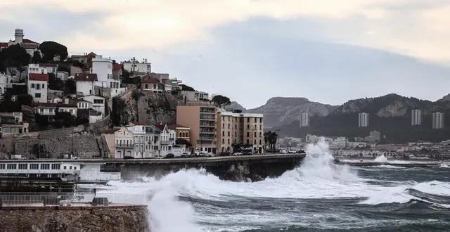 photo  des vagues s’écrasent sur le littoral marseillais, dans le sud de la france, le 12 février 2026, alors que la tempête nils frappe la région.  &copy;  thibaud moritz/afp 