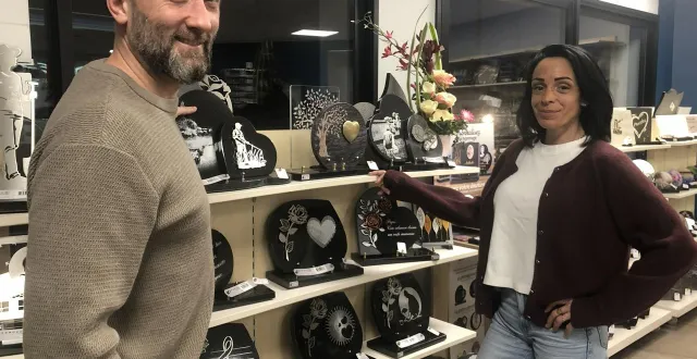 photo  sébastien et marion peschet travaillent ensemble dans les pompes funèbres maison peschet, à flers (orne). ils sont au total une quinzaine à travailler au sein de l’entreprise.  &copy;  ouest-france 