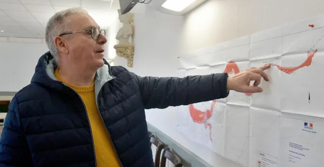 photo  pascal rossard, adjoint au maire et directeur des opérations de secours, surveille de très près la montée de la sèvre niortaise.  &copy;  co - marie delage 