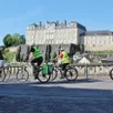 photo  une randonnée cycliste passant devant le château de sablé-sur-sarthe, en mai 2024. 