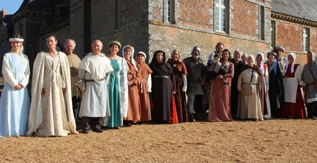 photo  pour le premier spectacle au château de carrouges, les bénévoles avaient réalisé eux-mêmes leurs costumes en purs amateurs.  &copy;  ouest-france 